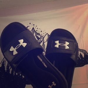 Underarmor foam slides size 6